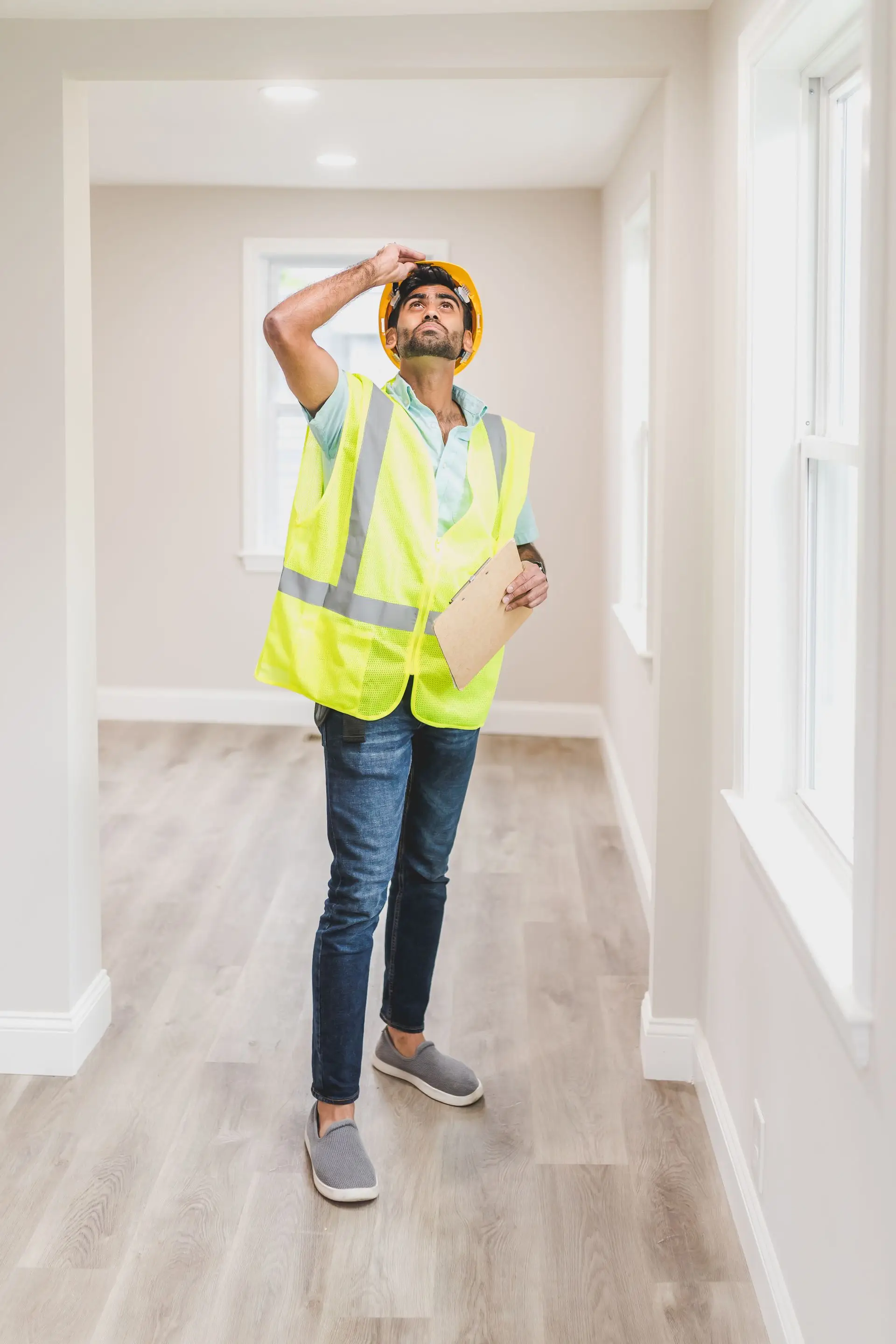 Travaux de décontamination menés dans une zone de travail confinée