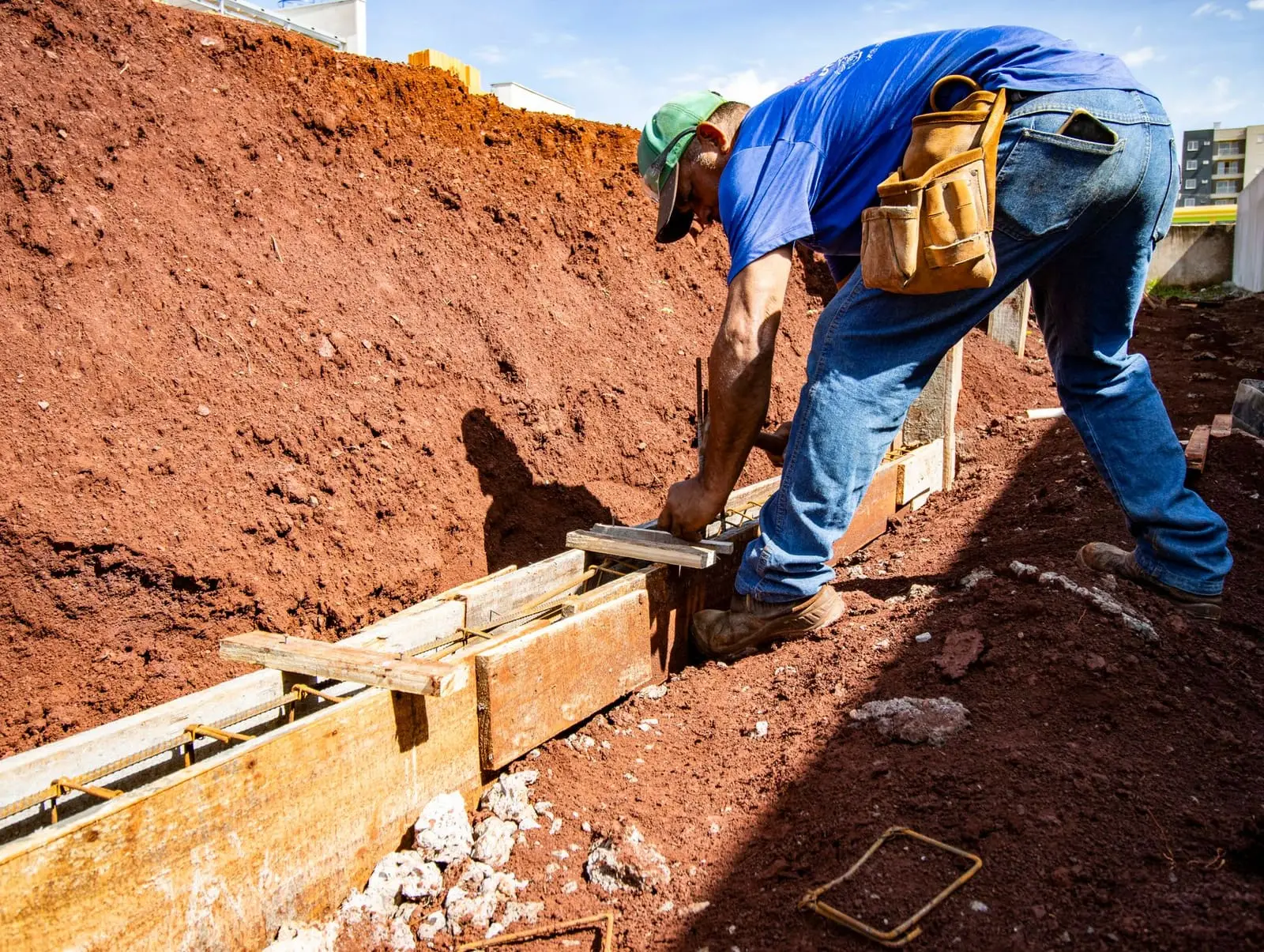 Fondation de béton d'une maison en cours de réparation